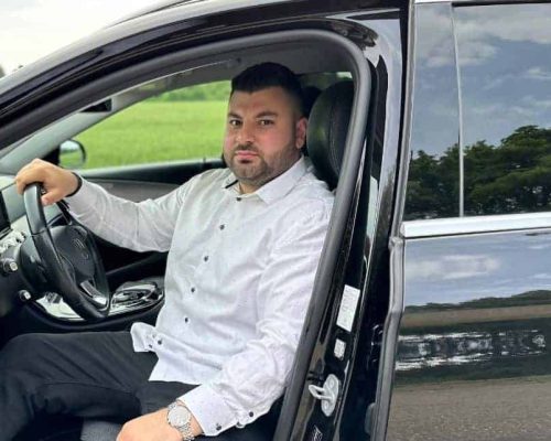 fahrservice_fahrer_steigt_aus fahrservice_fahrer_steigt_aus